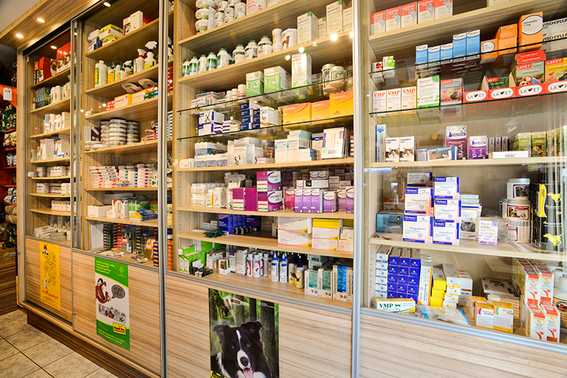 Tierhandlung und Apotheke